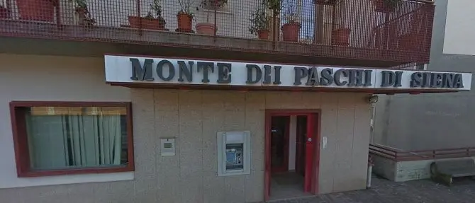 Rapina a Decollatura, bancario ferito alla testa