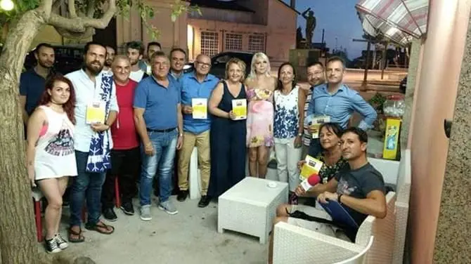 Coppia gay discriminata a Ricadi, manifestazione contro omofobia