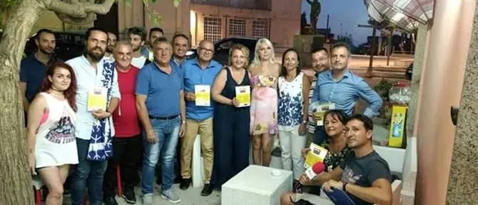 Coppia gay discriminata a Ricadi, manifestazione contro omofobia