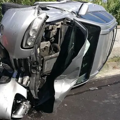 Perde il controllo dell’auto e finisce contro un palo, ferito 29enne
