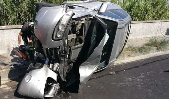 Perde il controllo dell’auto e finisce contro un palo, ferito 29enne