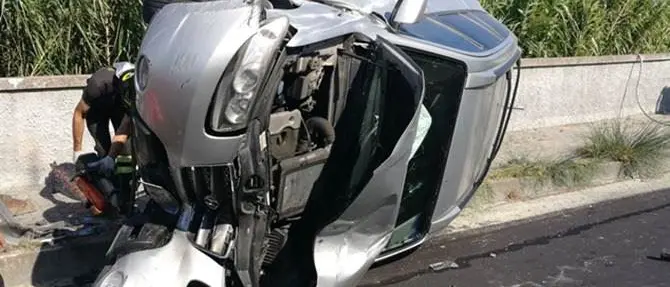 Perde il controllo dell’auto e finisce contro un palo, ferito 29enne