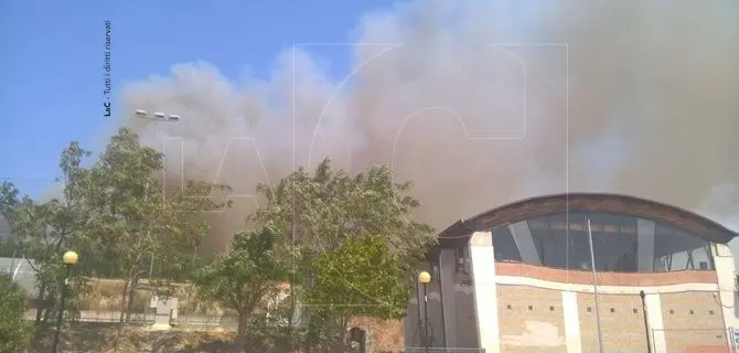 Incendio a Tiriolo, le fiamme si dirigono verso il centro abitato (FOTO)