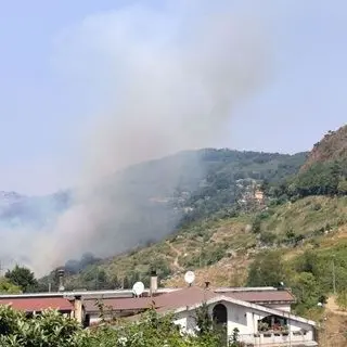 Catanzaro, ancora fuoco a Tiriolo: si teme per i residenti (FOTO)