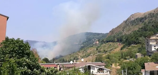 Catanzaro, ancora fuoco a Tiriolo: si teme per i residenti (FOTO)