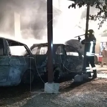 Notte di fuoco a Mesoraca, in fiamme tre mezzi