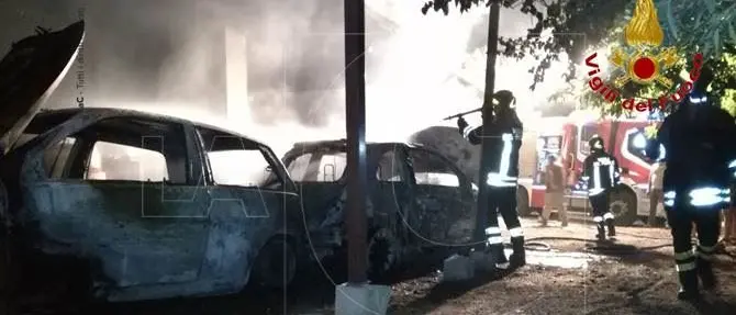 Notte di fuoco a Mesoraca, in fiamme tre mezzi