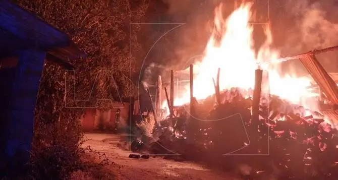 Incendio a San Costantino Calabro, a fuoco fienile