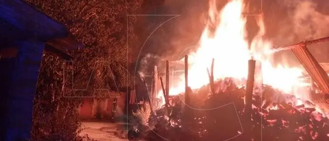 Incendio a San Costantino Calabro, a fuoco fienile