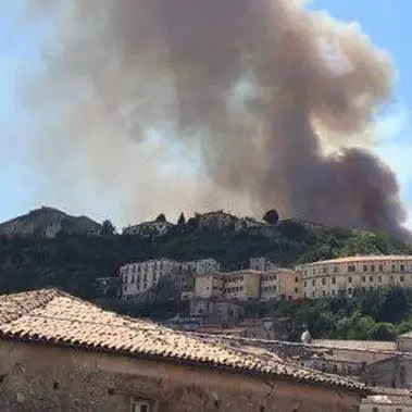 Cosenza, brucia colle Pancrazio dove sorge il Castello svevo