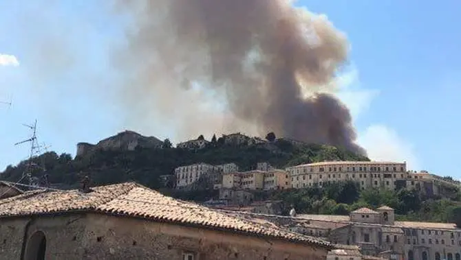 Cosenza, brucia colle Pancrazio dove sorge il Castello svevo