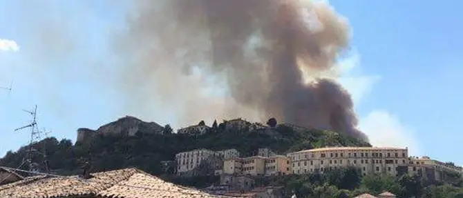 Cosenza, brucia colle Pancrazio dove sorge il Castello svevo