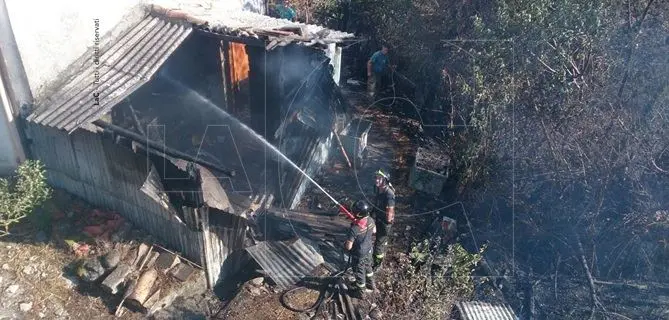 Catanzaro, incendi a Centrache e Cenadi: evacuate abitazioni (Foto)