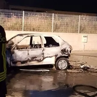 Catanzaro, incendio doloso in un capannone a viale Europa (Foto)