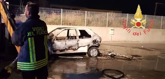 Catanzaro, incendio doloso in un capannone a viale Europa (Foto)