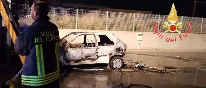 Catanzaro, incendio doloso in un capannone a viale Europa (Foto)