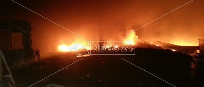 In fiamme azienda di stoccaggio rifiuti a Gioia Tauro