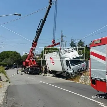 Catanzaro, sbaglia la manovra e finisce fuori strada