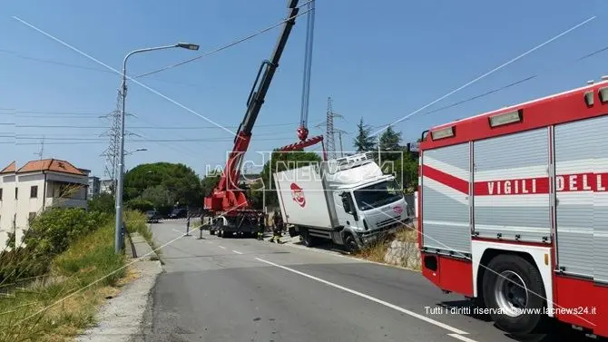 Catanzaro, sbaglia la manovra e finisce fuori strada