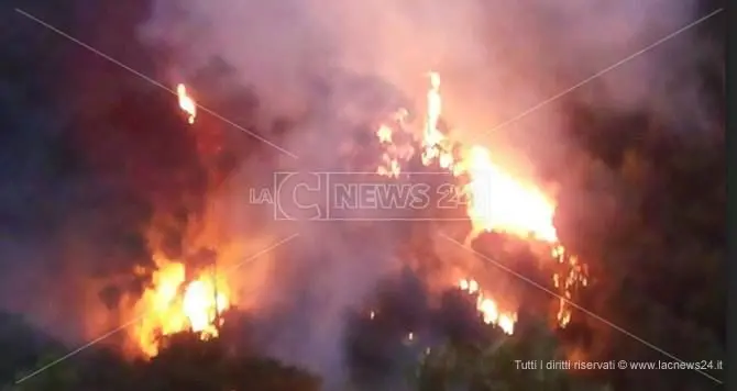 Incendio a Lamezia, le fiamme verso San Minà