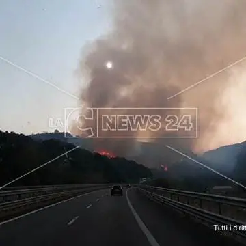 Emergenza incendi, rallentamenti sull’A2