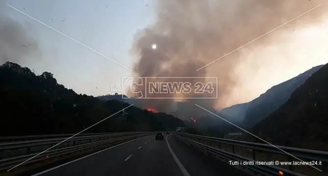 Emergenza incendi, rallentamenti sull’A2