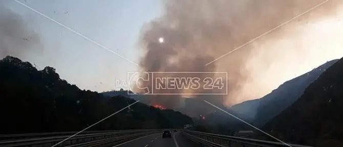 Emergenza incendi, rallentamenti sull’A2