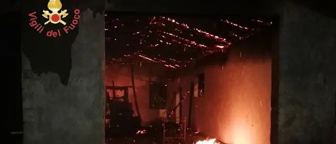 Catanzaro, in fiamme un capannone agricolo a Decollatura (Foto)