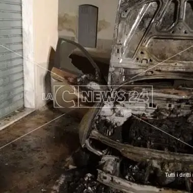 Lamezia, a fuoco auto di titolare pizzeria