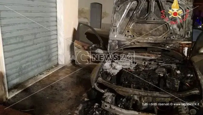 Lamezia, a fuoco auto di titolare pizzeria