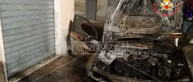 Lamezia, a fuoco auto di titolare pizzeria