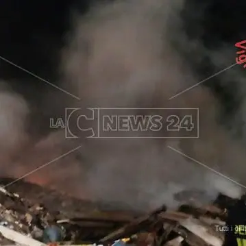 Gioia Tauro, incendio nella discarica rifiuti in località Ciambra (VIDEO)