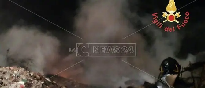 Gioia Tauro, incendio nella discarica rifiuti in località Ciambra (VIDEO)