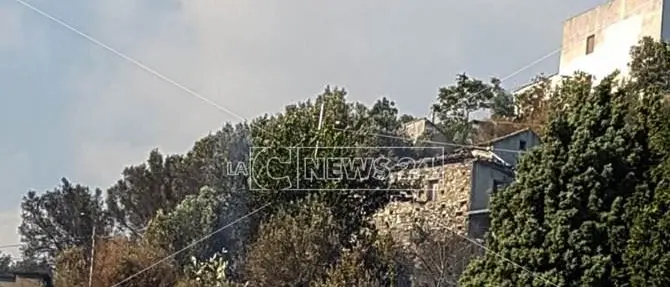 Fiamme lambiscono centro abitato, paura nel Catanzarese