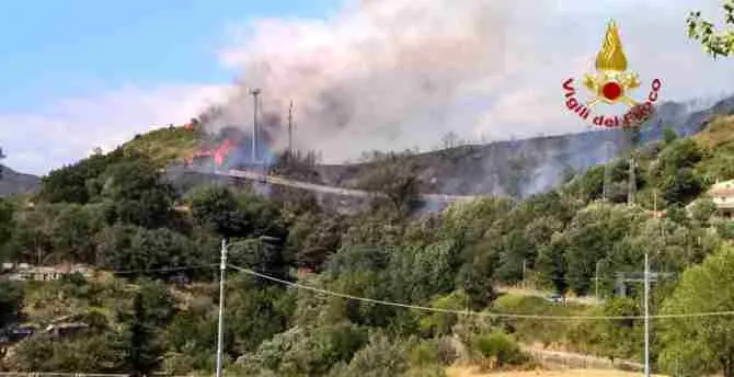 Vasto incendio in località Piterà a Catanzaro, evacuate abitazioni