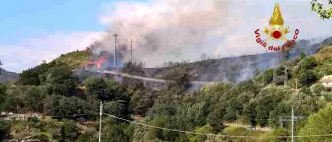 Vasto incendio in località Piterà a Catanzaro, evacuate abitazioni