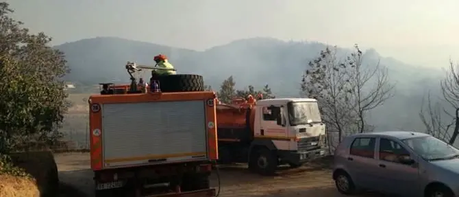 Mandatoriccio, da tre giorni nella morsa del fuoco