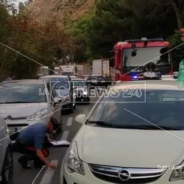 Incidente sulla statale 106, ferito un giovane