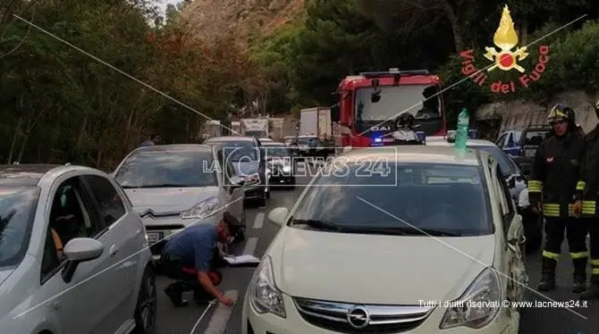 Incidente sulla statale 106, ferito un giovane