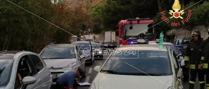 Incidente sulla statale 106, ferito un giovane