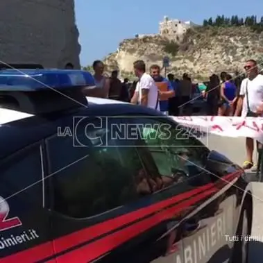 Chiude locale a Tropea, scoppia la protesta sotto la rupe (VIDEO)