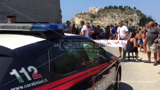 Chiude locale a Tropea, scoppia la protesta sotto la rupe (VIDEO)