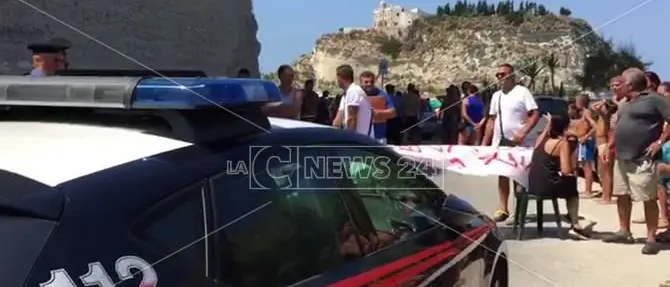 Chiude locale a Tropea, scoppia la protesta sotto la rupe (VIDEO)