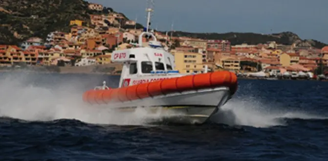 Crotone, marittimo soccorso in mare dalla Guardia costiera