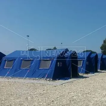 Trasferimento migranti nella nuova tendopoli, tensioni a San Ferdinando (VIDEO)