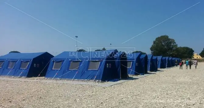 Trasferimento migranti nella nuova tendopoli, tensioni a San Ferdinando (VIDEO)