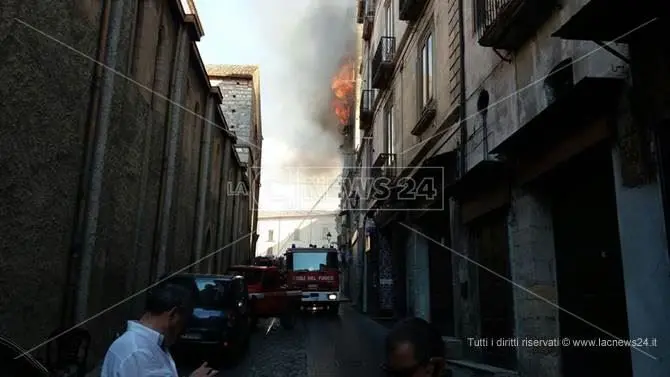 Cosenza, fiamme avvolgono abitazione nei pressi del Duomo: si temono vittime