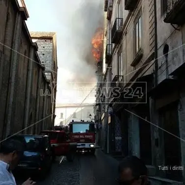 Fiamme nel centro storico di Cosenza, tre vittime carbonizzate