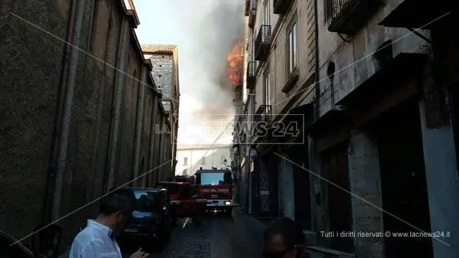 Fiamme nel centro storico di Cosenza, tre vittime carbonizzate