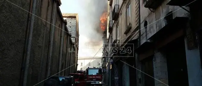 Fiamme nel centro storico di Cosenza, tre vittime carbonizzate